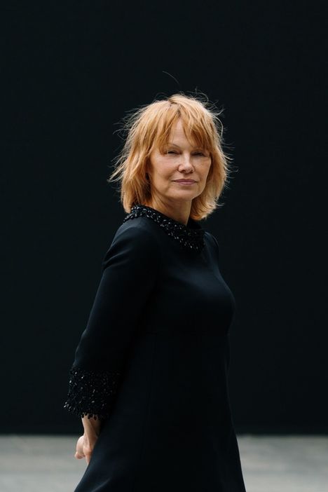 Pamela Andersonkin luottaa rikottuun otsatukkatyyliin.