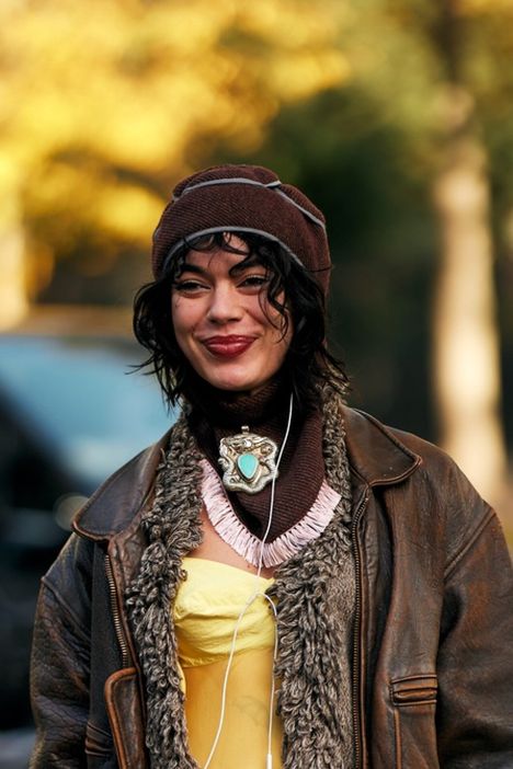 Tukassa on pituutta tarpeeksi näkymään piponkin alta.