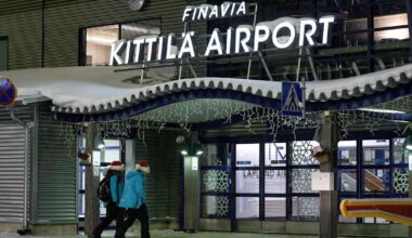 Kittilässä matkustajakone ja pienkone ajautuivat lumipenkkaan kovan tuulen takia | Uutisia lyhyesti