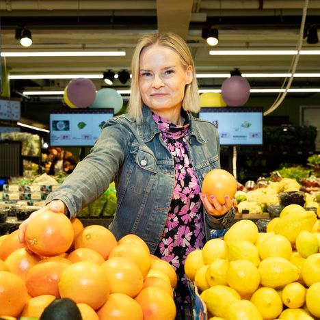 Riikan puoliso hoitaa päivittäiset ruokaostokset ministerin työkiireiden takia. Riikka itse on ollut kasvissyöjä jo kauan.