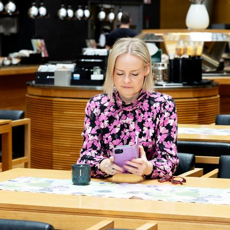 ”Jos saisin nimetä yhden asian, mihin suomalaisessa yhteiskunnassa pitäisi satsata nykyistä enemmän, se on peruskoulu. Koulun pitäisi tasata lasten taustoista johtuvaa eriarvoisuutta ja oppimista pitäisi vaatia ihan jokaiselta. Minullekin koulutus mahdollisti luokkasiirtymän”, Riikka Purra sanoo.