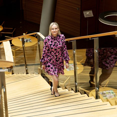 ”En koskaan nuorena olisi uskonut tai haaveillut, että minusta tulee joskus Suomen valtiovarainministeri. On hyvä muistaa, että tällaiset tehtävät ovat määräaikaisia. Niiden jälkeen tulee jotakin muuta. Tärkeintä on tehdä asioita, joihin uskoo”, Riikka Purra sanoo.