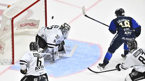 Kiekko-Espoo juoksutti TPS:ää lauantaina mielensä mukaan. Kotijoukkueen Jere Väisänen taiteili liigauransa ensimmäisen hattutempun Noa Valin taakse.