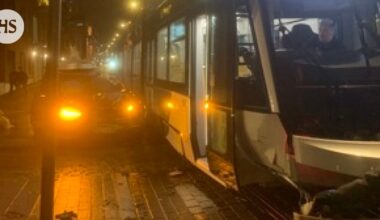 Raitiovaunu ja henkilöauto kolaroivat Kalasatamassa