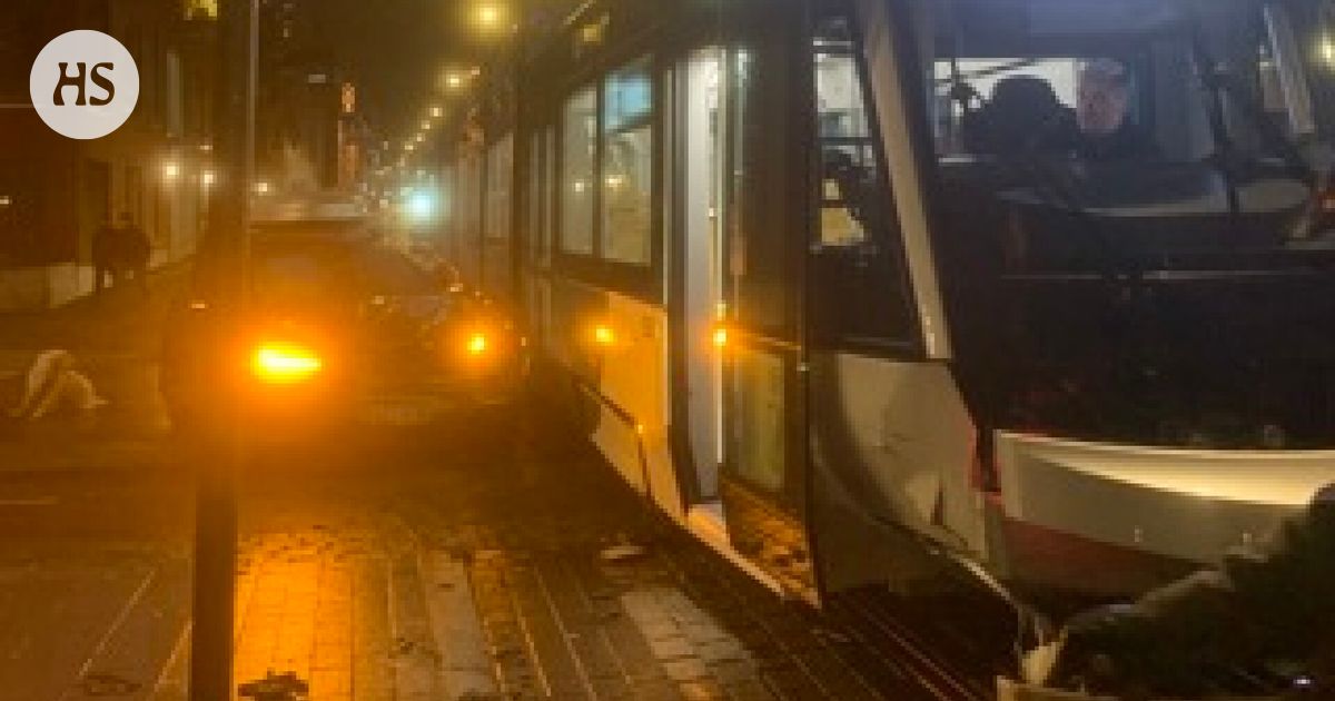 Raitiovaunu ja henkilöauto kolaroivat Kalasatamassa