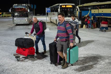 Illalla pyry oli laantunut Kittilässä. Osa matkustajista tarpoi varsin kevyissä vaatteissa lentoasemalla.