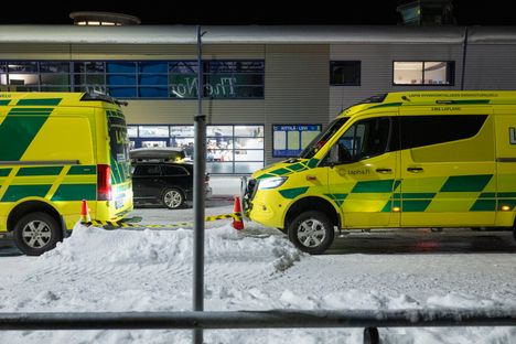 Kittilän kentällä oli illalla paikalla myös Lapin hyvinvointialueen ensihoitopalvelu.
