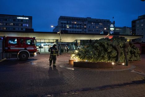 Myrskytuuli kaatoi Porin torin joulukuusen suoraan Toriparlamentti-veistoksen päälle.