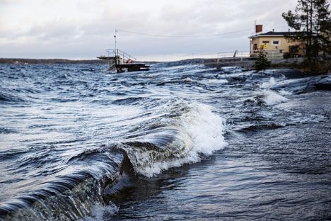 Näsijärvi lainehti lauantaina alkuiltapäivästä. Kuva on otettu Rauhaniemessä.