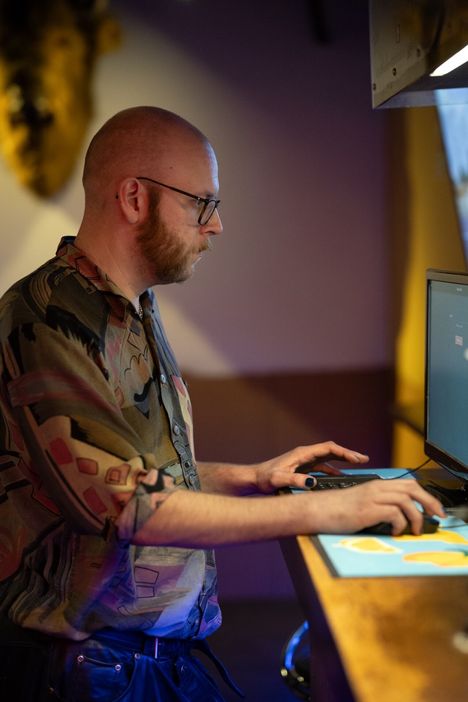 Berghollm-nimimerkillä esiintynyt asiakas valitsee karaokelistalta Pate Mustajärven Ukkometson. Hänen nimensä on HS:n toimituksen tiedossa.