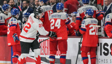 Erikoista törttöilyä nuorten MM-jääkiekossa – Kanadan joukkueella monta syytä anteeksi­pyyntöihinsä | Urheilua lyhyesti