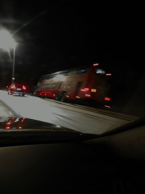 Linja-auto oli kallistunut lähes 45 asteen kulmaan.