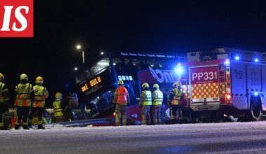 Onnibus ajautui tieltä Siikajoella - Ilta-Sanomat