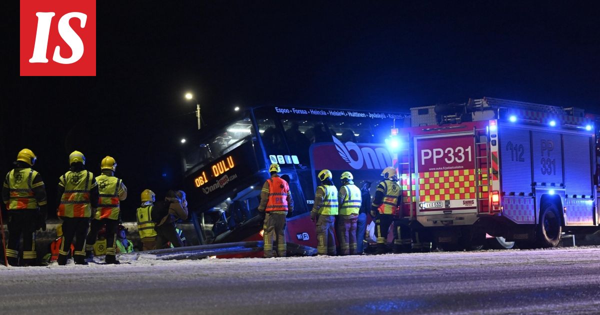Onnibus ajautui tieltä Siikajoella - Ilta-Sanomat