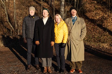 Lasse Loponen, Max Tallgrén, Hannele Loponen ja Mikael Loponen kylpivät tapaninpäivänä auringossa Pyynikillä Pyhäjärven rannassa. 