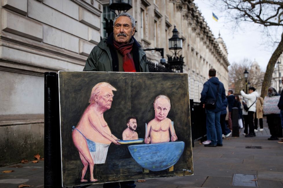 Taiteilija Kaya Mar toi joulukuun alussa satiirisen taulunsa näytille Britannian pääministerin virka-asunnon edustalle. Yhdysvaltain presidentti Donald Trump tarjoilee taulussa Volodymyr Zelenskyin syötäväksi Vladimir Putinille.