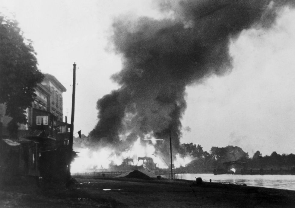 Saksalainen taistelulaiva SMS Schleswig-Holstein tulitti puolalaista ammusvarastoa 1. syyskuuta 1939 Westerplatten niemimaalla.