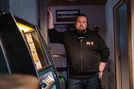 Harri Korhonen esittelee jukeboxia.