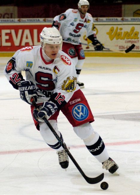 Olli Jokinen kantoi Södertäljen värejä työsulkukaudella 2004–05.