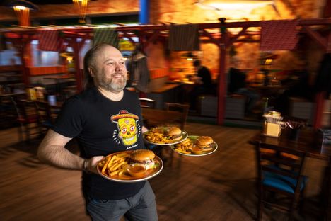 Hampurilaislautaset pysyvät edelleen Vanharannan käsissä.