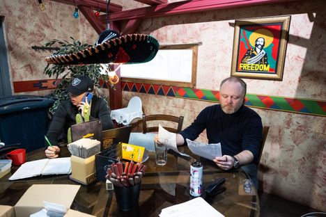 Pancho Villalla ei ole pääkonttoria. Asioita voidaan hoitaa päiväsaikaan ravintoloiden sisätiloissa, jos tyhjiä pöytiä löytyy. Kuvassa papereiden äärellä Vanharannan seurassa henkilöstöpäällikkö Heidi Vapaavuori.