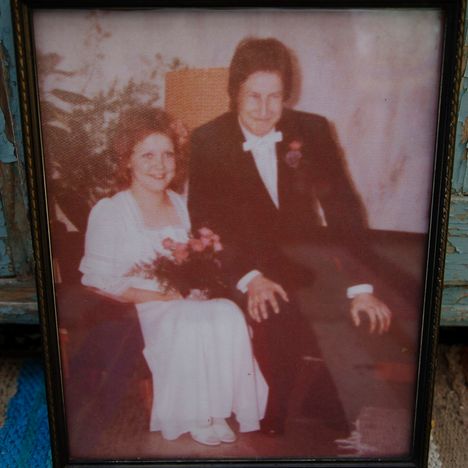 Riitta oli naimisiin mennessään 17-vuotias, ja hän tarvitsi avioitumiseen luvan vanhemmiltaan. Lupa heltisi helposti. Kuvassa Riitta ja Veikko Raitalan hääkuva keväältä 1974.