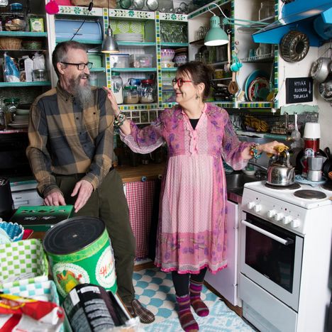 ”Olimme toistemme ensirakkauksia”, Riitta ja Veikko kertovat. Parin pitkän suhteen salaisuus on se, että antaa toisen olla sellainen kuin on. Niin, ja pusuja ja halauksia annetaan joka päivä.