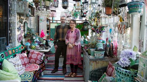 Riitan ja Veikon kodista löytyy väriä ja tekstuuria.