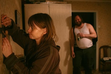 Risti ei irtoa seinästä, eikä menneisyys Janan (Amanda Jansson) ja Brorin (Rasmus Johansson) mielistä.