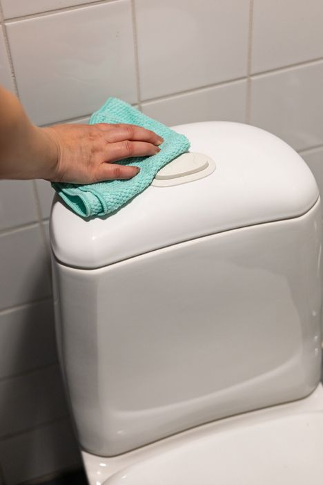 Älä unohda pestä vessan vetonappulaa.