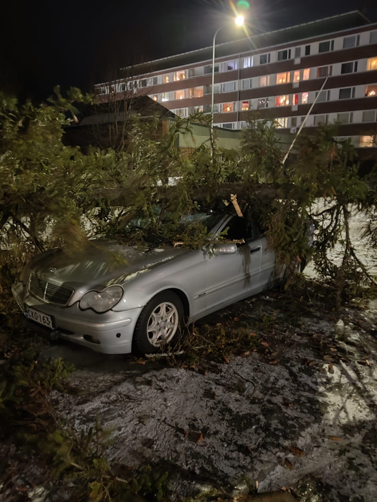Kaatuneet puut aiheuttivat omaisuusvahinkoja, mutta kenenkään ei tiedetä loukkaantuneen. Tämä puu kaatui auton päälle Torniossa.