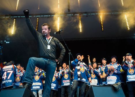 Pate Mustajärvi Tapparan mestaruusjuhlissa Keskustorilla vuonna 2016.