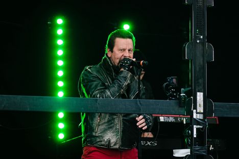 Pate Mustajärvi Tampereen päivän yllätystapahtuman esiintyjänä Keskustorilla vuonna 2020.