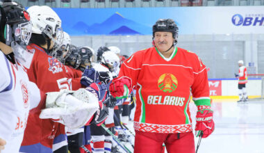 Halli hiljeni: Valko-Venäjän itsevaltainen presidentti Aljaksandr Lukašenka, 71, kaadettiin jääkiekko-ottelussa | Urheilua lyhyesti