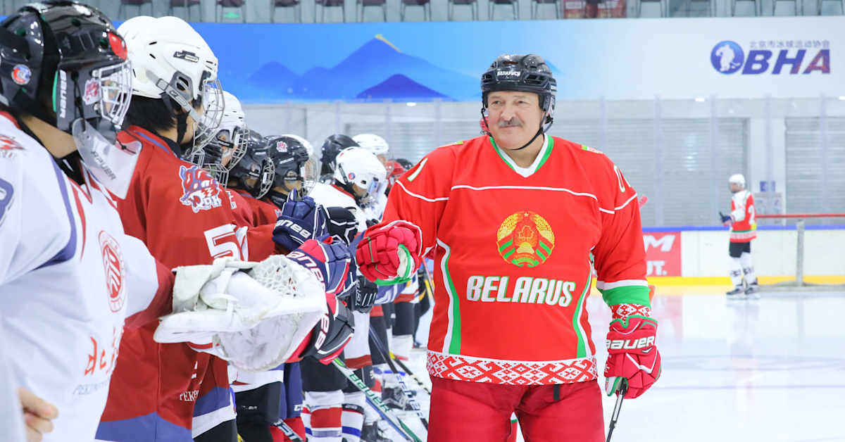 Halli hiljeni: Valko-Venäjän itsevaltainen presidentti Aljaksandr Lukašenka, 71, kaadettiin jääkiekko-ottelussa | Urheilua lyhyesti