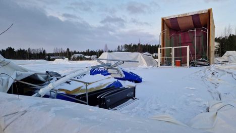 Kankaan keskellä seisova heittohäkki pitäisi saada siirrettyä pois.