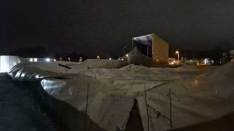 Jarkko Tenkula kuuli hallin kohtalosta lauantai-iltana. Perillä odotti lohduton näky.