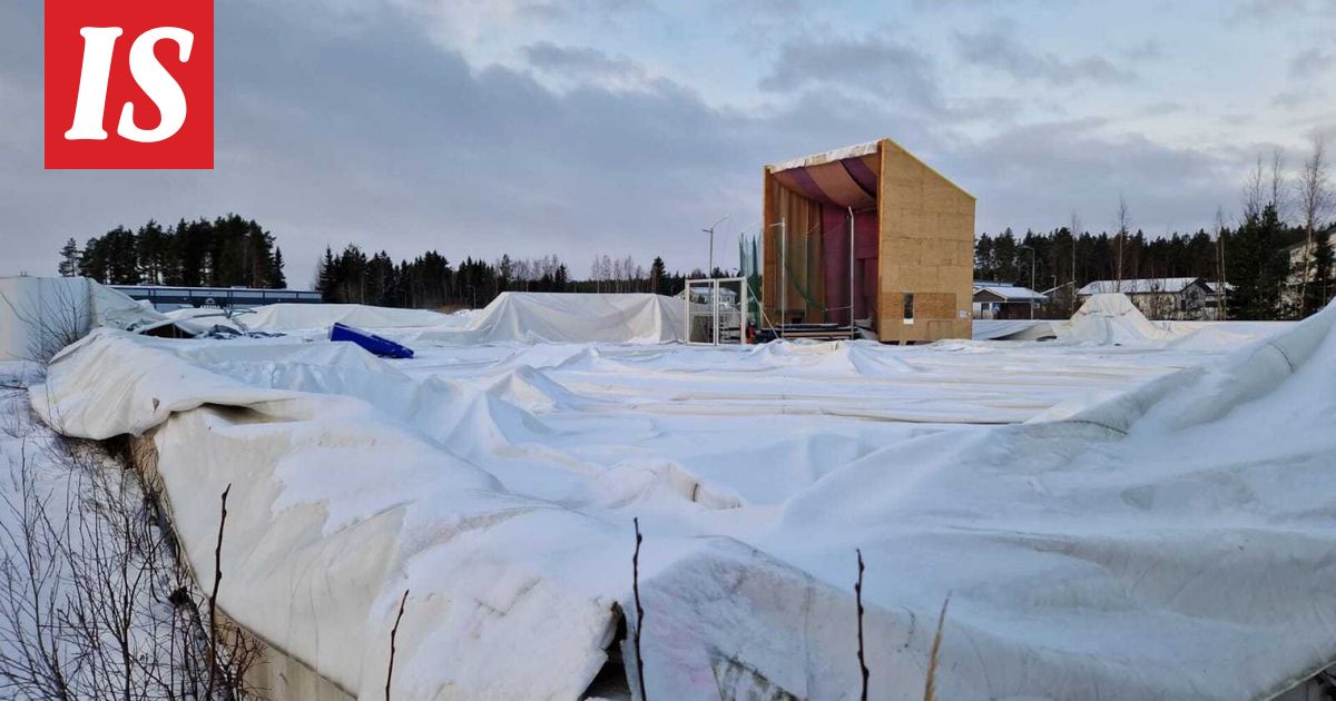 Myrsky repi Seinäjoen urheiluhallin katon kahtia