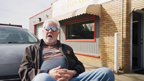 Keso kohtaa sarjassaan paljon amerikkalaisia, joita hän haastattelee heidän ajatuksistaan isänmaastaan ja Donald Trumpista. Kuva ensimmäiseltä kaudelta.