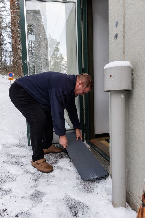 Erämaja on tasoittanut asfalttia Rajalan rapunoven edessä, jotta hänen rakentamansa ramppi olisi suorassa.