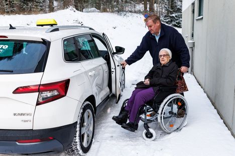 Erämajalla on paljon avustettavia asiakkaita, joilla on rollaattoreita tai pyörätuoleja.