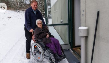 Taksikuski Matti Erämaja rakensi asiakkaalleen rampin, jotta tämä pääsee kätevämmin kyytiin