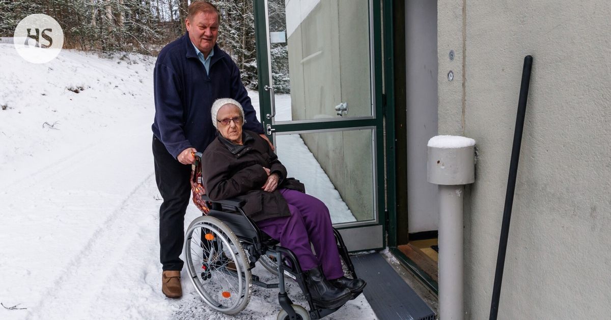 Taksikuski Matti Erämaja rakensi asiakkaalleen rampin, jotta tämä pääsee kätevämmin kyytiin