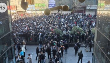 Iranin talousahdinko syvenee, kansa lähti jälleen kaduille