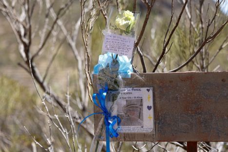 Perhe ja ystävät jättivät viestejä ja kukkasia vuorelle, josta Jay Slater löydettiin.