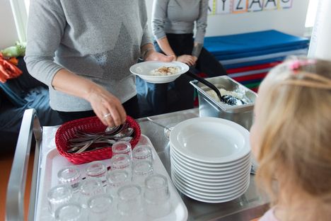 Helsinkiläisessä päiväkodissa tarjoiltiin puuroa keväällä 2020.