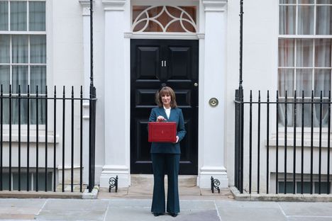 Britannian valtiovarainministeri Rachel Reeves on luvannut olla nostamatta tavallisten työssäkäyvien ihmisten veroja. Englantilaisten avokiinteistöjen omistajille suunnataan kuitenkin uusi vuotuinen lisävero. Kuva on marraskuun budjettipäivältä.