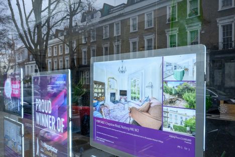 Kiinteistönvälitysyhtiö myy Notting Hillissä taloa, jossa on viisi makuuhuonetta ja kolme kylpyhuonetta. Pyyntöhinta on 3,5 miljoonaa puntaa eli noin neljä miljoonaa euroa.