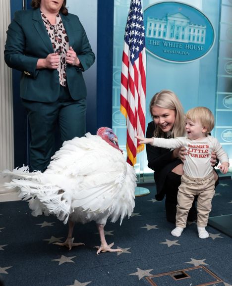 Karoline Leavitt kuvattiin poikansa Nikon kanssa Valkoisessa talossa kiitospäivän alla.