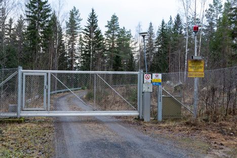 Portti estää mastolle ajamisen. Aitaan on kiinnitetty kylttejä, joissa alueella liikkuminen kielletään.